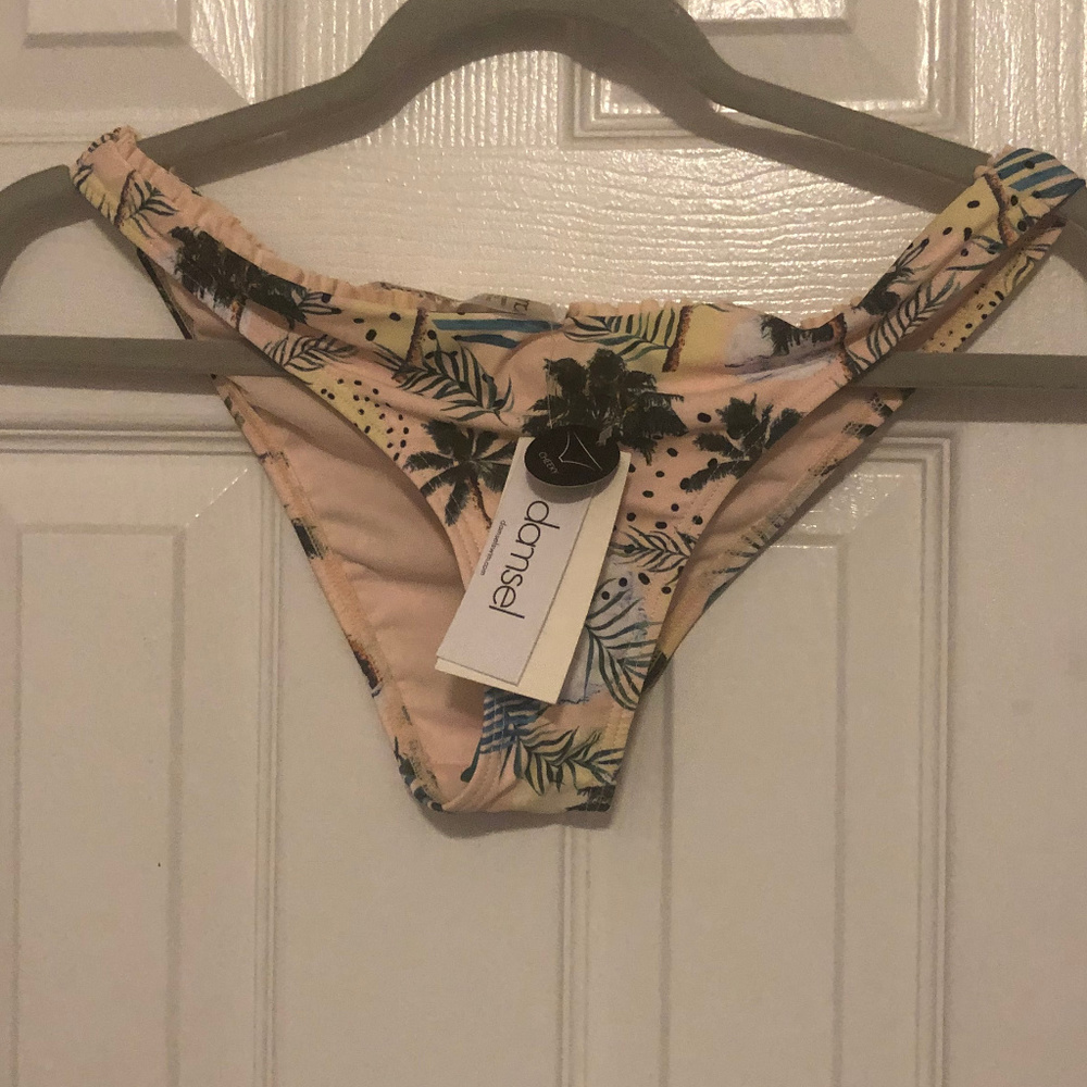 NWT Cheeky Bikini Bottoms  Size Small